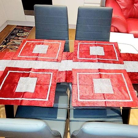 2 Bedroom Apt With 2 Comfortable King Size Beds, Free Private Parking, Easy Access To London West Byfleet Zewnętrze zdjęcie