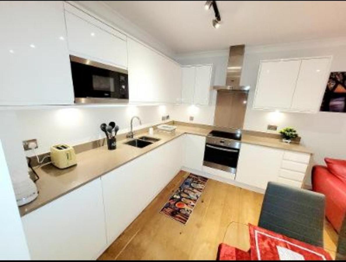 2 Bedroom Apt With 2 Comfortable King Size Beds, Free Private Parking, Easy Access To London West Byfleet Zewnętrze zdjęcie