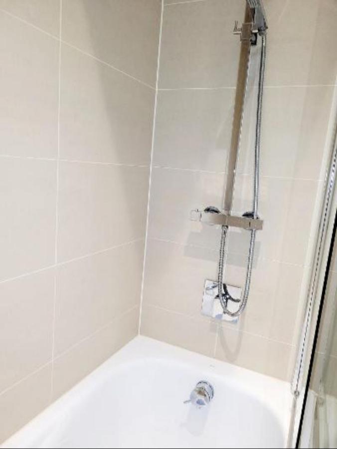 2 Bedroom Apt With 2 Comfortable King Size Beds, Free Private Parking, Easy Access To London West Byfleet Zewnętrze zdjęcie