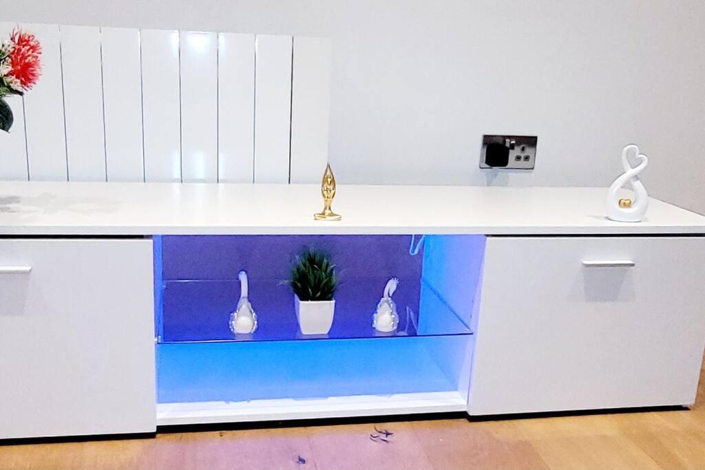 2 Bedroom Apt With 2 Comfortable King Size Beds, Free Private Parking, Easy Access To London West Byfleet Zewnętrze zdjęcie