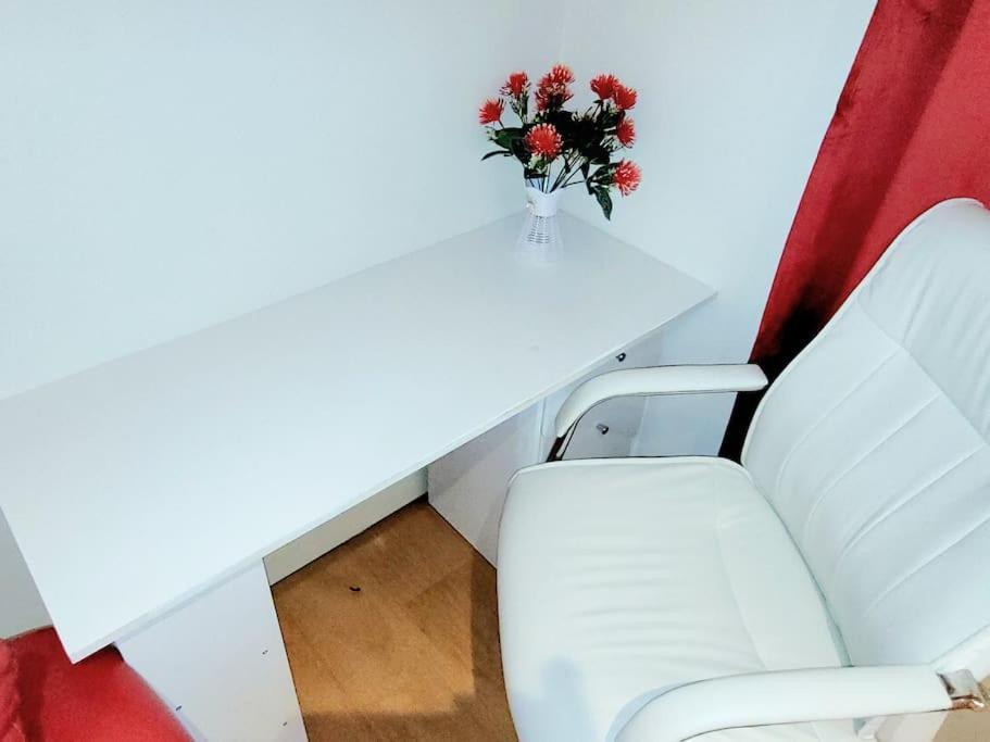 2 Bedroom Apt With 2 Comfortable King Size Beds, Free Private Parking, Easy Access To London West Byfleet Zewnętrze zdjęcie