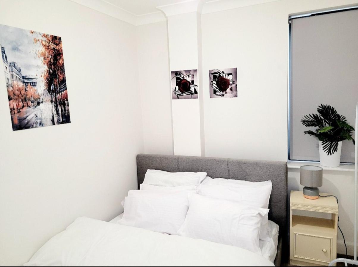 2 Bedroom Apt With 2 Comfortable King Size Beds, Free Private Parking, Easy Access To London West Byfleet Zewnętrze zdjęcie