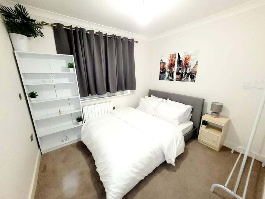 2 Bedroom Apt With 2 Comfortable King Size Beds, Free Private Parking, Easy Access To London West Byfleet Zewnętrze zdjęcie